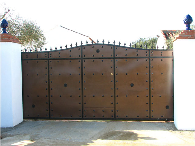 Custom made metal gate